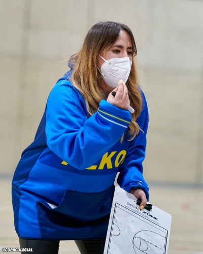 Marta, coach visitante, dando instruncciones