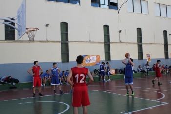 Jose Garcia busca anotar un tiro libre 