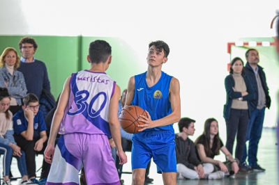 Jugador del IES Majuelo con el balón controlado.