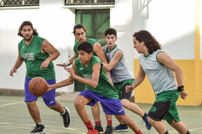 Disputa de balón entre varios jugadores.