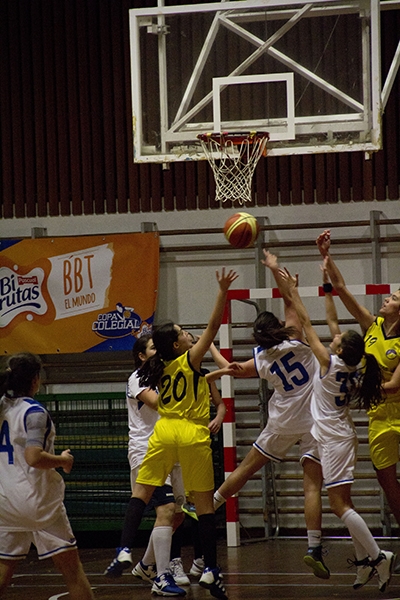 Cano y Moya lucha por un rebote