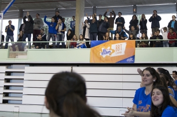 La grada disfrutando.