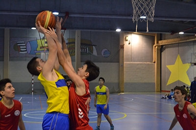 La lucha fue máxima por cada balón