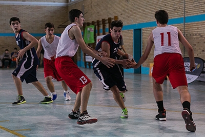 Gimeno trata de penetrar ante la defensa de Lázaro