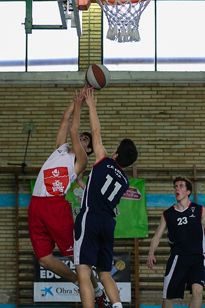 Bajo los aros, la lucha fue sin cuartel