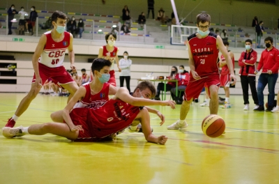 Lucha por cada balón