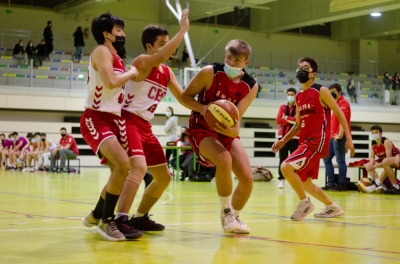 Michael Cordón entrando a canasta