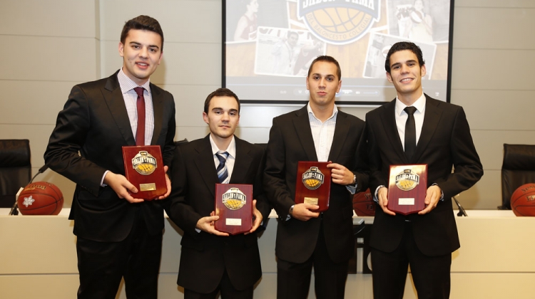 Tres canguros y un pirata para la historia