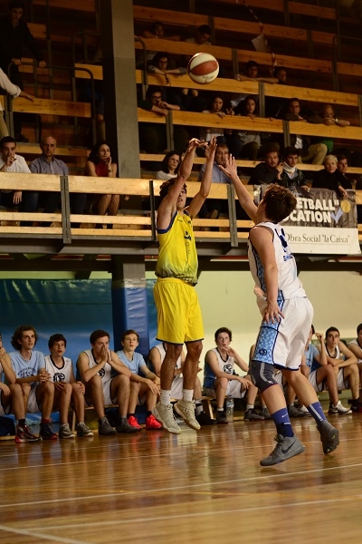 Álvaro Rodríguez lanzando a canasta