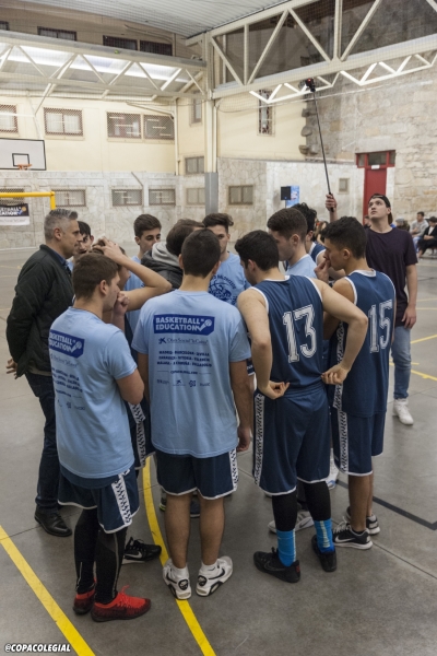 Los entrenadores dando las consignas