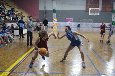 Una jugadora de Asunción trata de penetrar