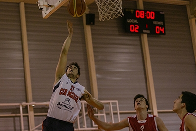 Benedí trata de anotar ante López Silanes