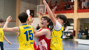 Unos solventes Tiburones vencen tras un partido rocoso