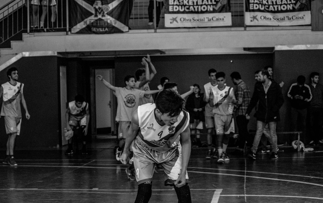 Arturo Morales celebrando una victoria de Maristas