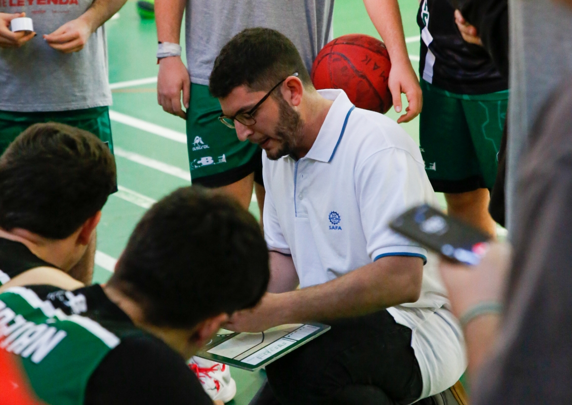 Miguel Rodr&iacute;guez dirige desde el banquillo de Safa Reyes