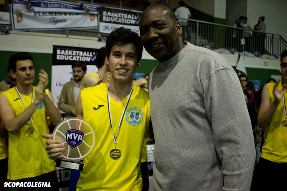 Andr&eacute;s Rodr&iacute;guez recibe el MVP de manos de la leyenda Mike Smith