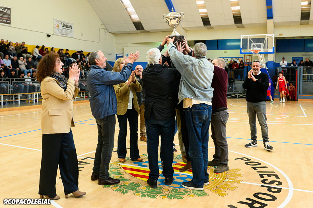 Levantando el trofeo