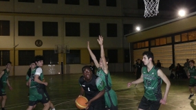 Primera victoria para Escolapias ante Abastos en el derbi de la Copa Colegial Valencia