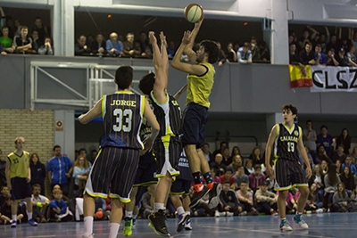 Paricio trata de anotar ante Ballesta