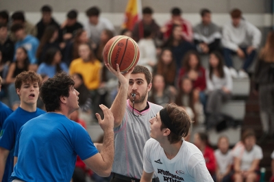 Casero y balón al aire